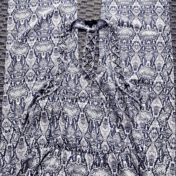 Vici jumpsuit by Aakaa beautiful semi open back, excellent condition RE $79🎉SALE - Picture 6 of 13